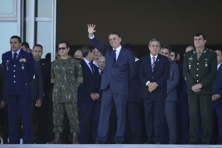 O Presidente Jair Bolsonaro e os comandantes das Forças Armadas saúdam comboio com veículos blindados e armamentos que passa pela Esplanada dos Ministérios