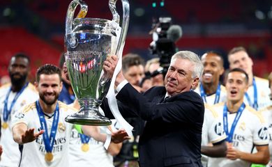 Técnico do Real Madrid, Carlo Ancelotti, levanta troféu da Liga dos Campeões no Estádio de Wembley, em Londres
01/06/2024 REUTERS/Hannah Mckay