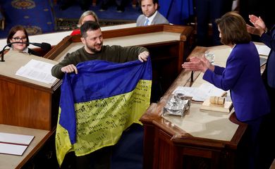 Presidente da Ucrânia, Volodymyr Zelenskiy, entrega bandeira do país à presidente da Câmara dos EUA, Nancy Pelosi, no Congresso norte-americano