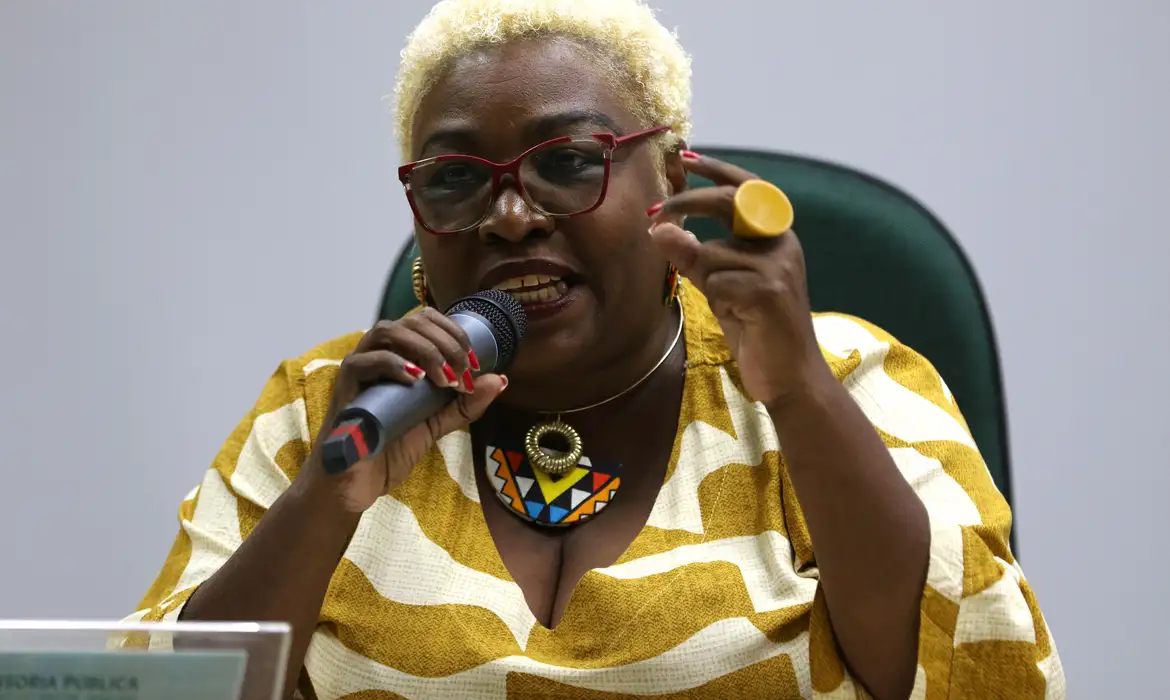 Rio de Janeiro (RJ), 01/03/2024 - Bia Nunes, presidente da Acquilerj, fala durante o Seminário Quilombola Nego Bispo, na Defensoria Pública do Rio de Janeiro, centro da cidade. Foto: Tânia Rêgo/Agência Brasil