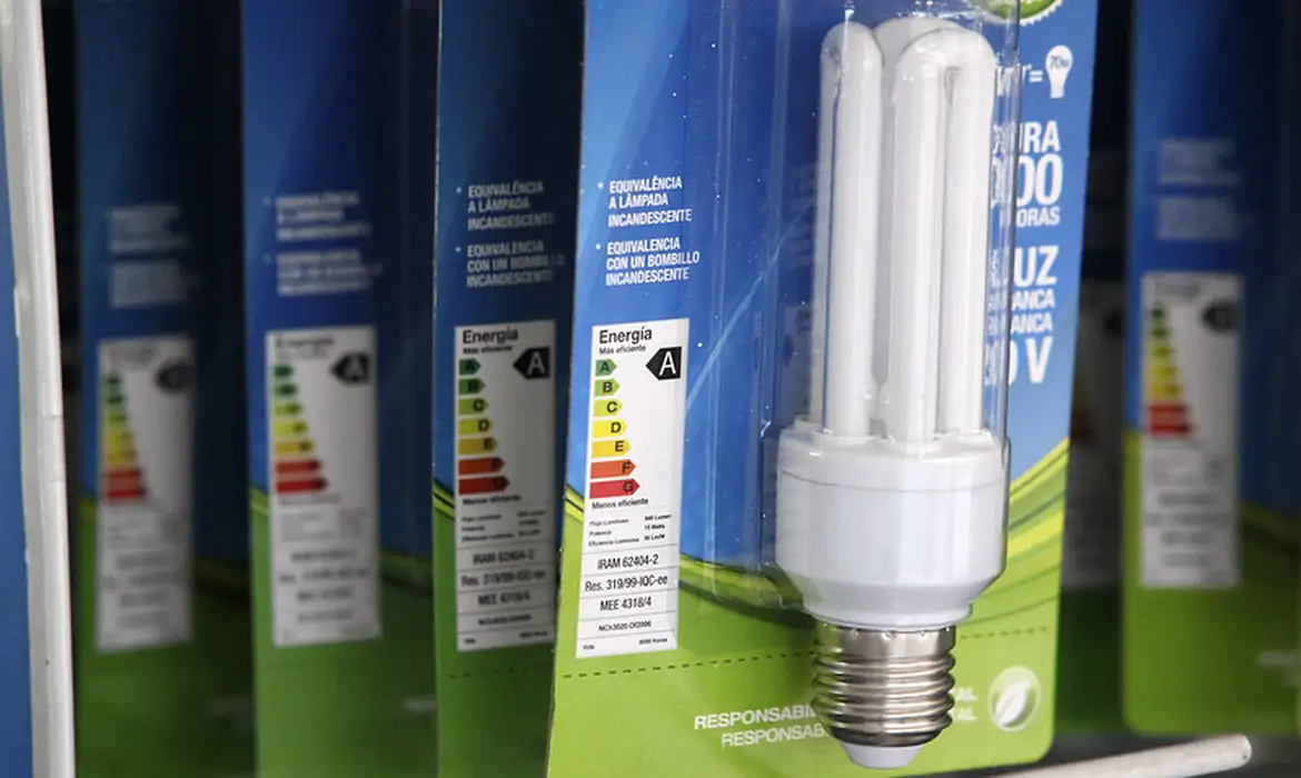 Usar lâmpadas mais econômicas em casa é uma dica para pagar menos na conta de luz