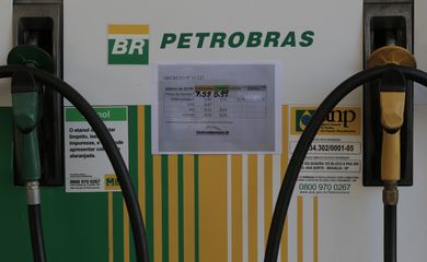 Postos de combustíveis do DF exibem tabelas afixadas nas bombas mostrando os preços anteriores dos produtos