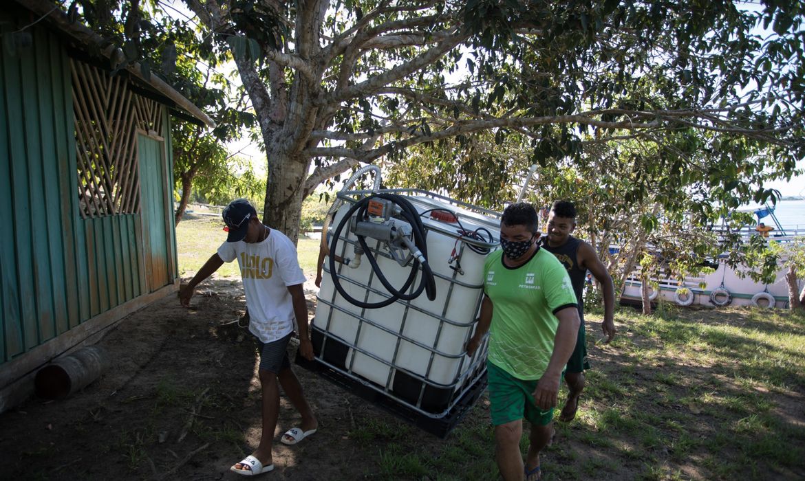 capacitação de ribeirinhos, em comunidades da Amazônia, para armazenar corretamente combustível na região. Na região usa-se muito a gasolina para geradores de energia. esse combustível, muitas vezes é armazenado de maneira incorreta e perigosa