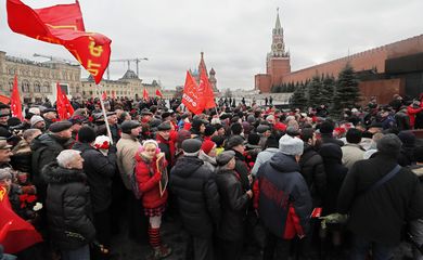 Comunistas russos carregam bandeiras soviéticas na Praça Vermelha, em Moscou