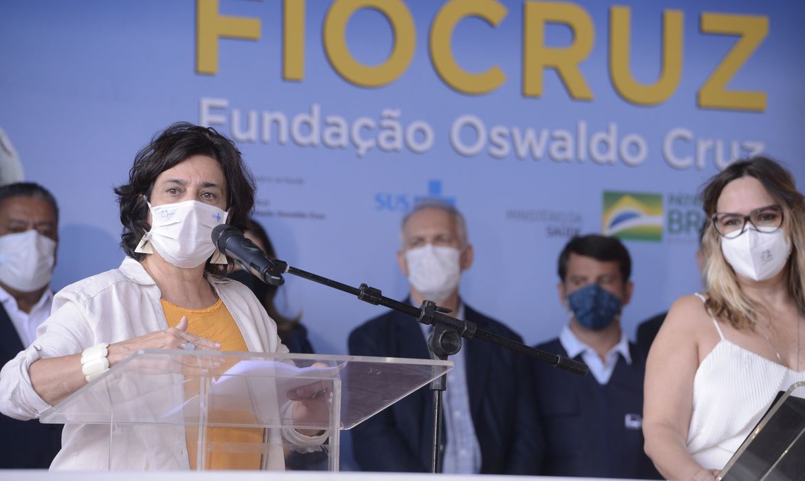 A presidente da Fiocruz, Nísia Trindade, durante evento que marcou a liberação das vacinas de Oxford/AstraZeneca para serem entregues ao Ministério da Saúde e distribuídas no Brasil.