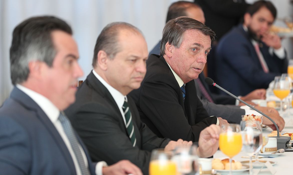 O presidente da República, Jair Bolsonaro, durante reunião com o Ministro-Chefe da Secretaria de Governo da Presidência da República, Luiz Eduardo Ramos e Parlamentares.