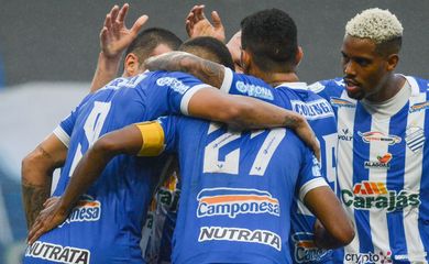 Jogadores do CSA comemoram gol em jogo contra o Coritiba pela Aérie B