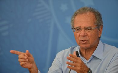 O ministro da Economia, Paulo Guedes. fala à imprensa no Palácio do Planalto
