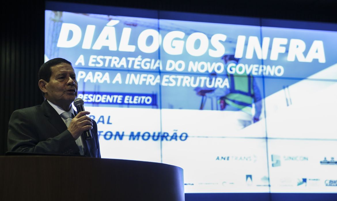 O vice-presidente da República eleito, Hamilton Mourão, participa de debate sobre as estratégias do novo governo para infraestrutura no Brasil, na Associação Nacional dos Transportes Terrestres (ANTT).