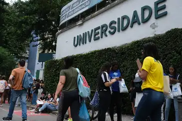 Candidatos chegam para o primeiro dia de provas do Exame Nacional do Ensino Médio (Enem), na Universidade Santa Úrsula, em Botafogo.