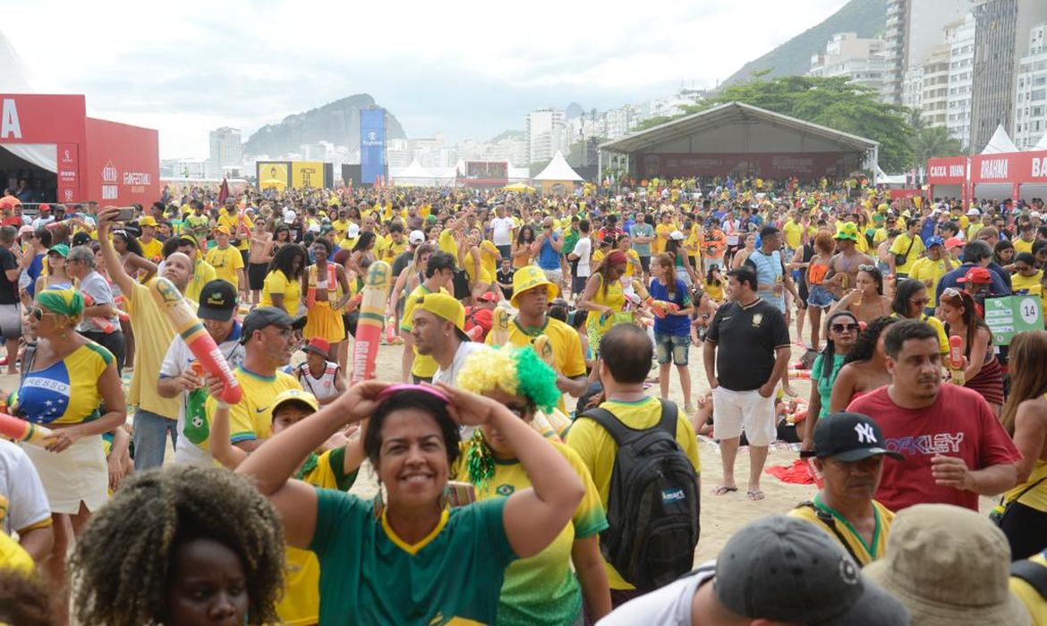 Torcedores chegam a Copacabana para assistir a Brasil e Coreia