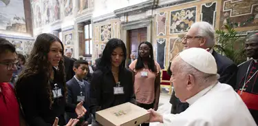 Maria Helena Garrido (a direita) entrega documento ao Papa