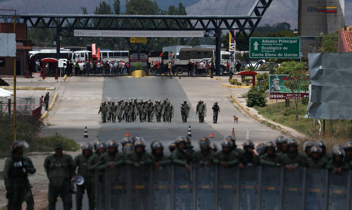 Membros da guarda nacional venezuelana montam guarda, na fronteira, vistos de Pacaraima, Brasil 24 de fevereiro de 2019. REUTERS / Ricardo Moraes