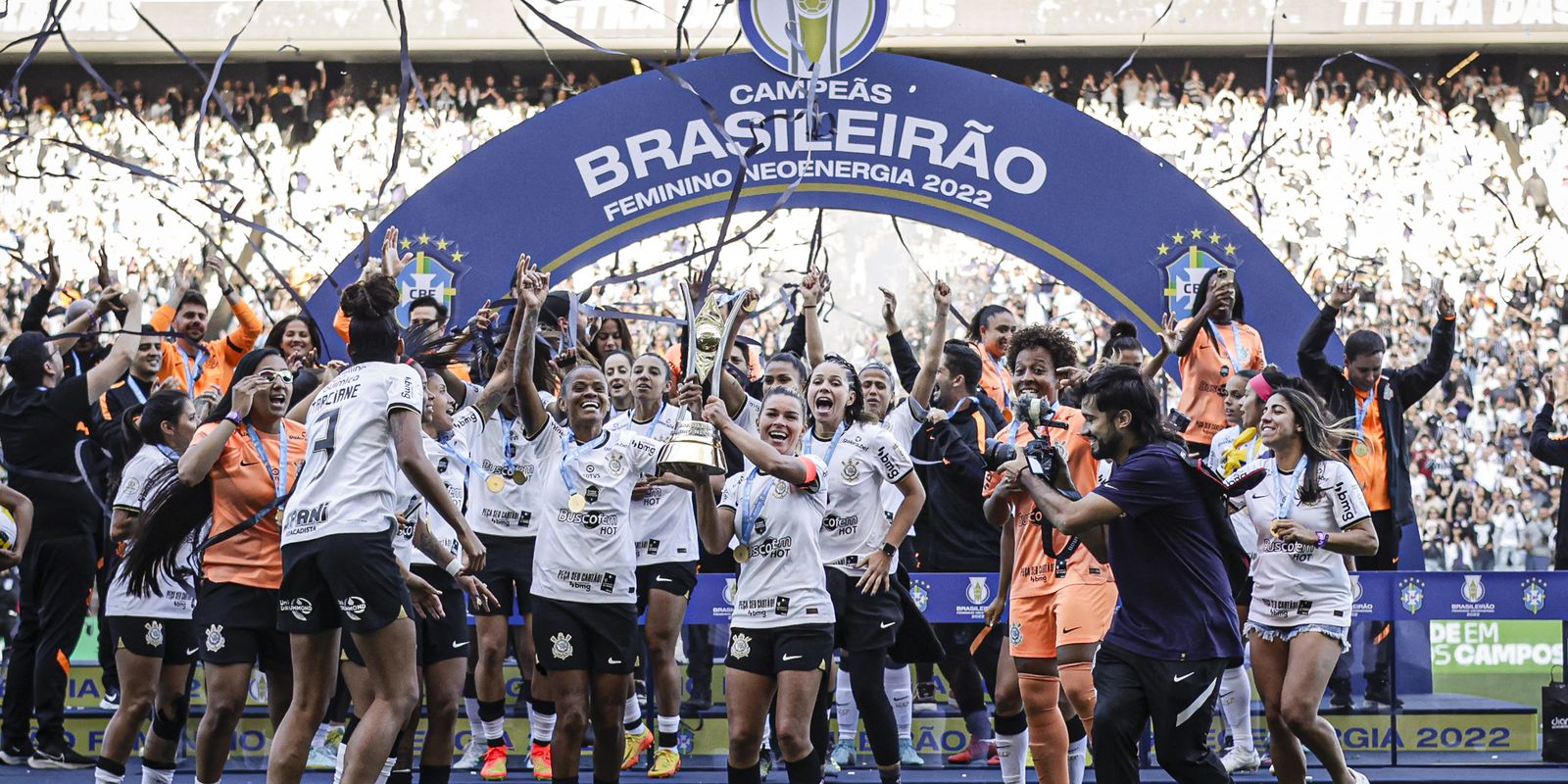 Corinthians goleia Inter para ficar com título do Brasileiro