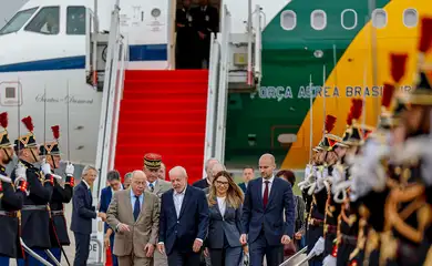 Lula chega a Paris para visita de Estado e encontro com empresários