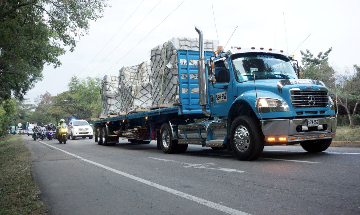 Caminhões chegam a um armazém, em Cúcuta, na Colômbia, onde a ajuda humanitária internacional para a Venezuela será armazenada perto da fronteira entre a Colômbia e a Venezuela.
