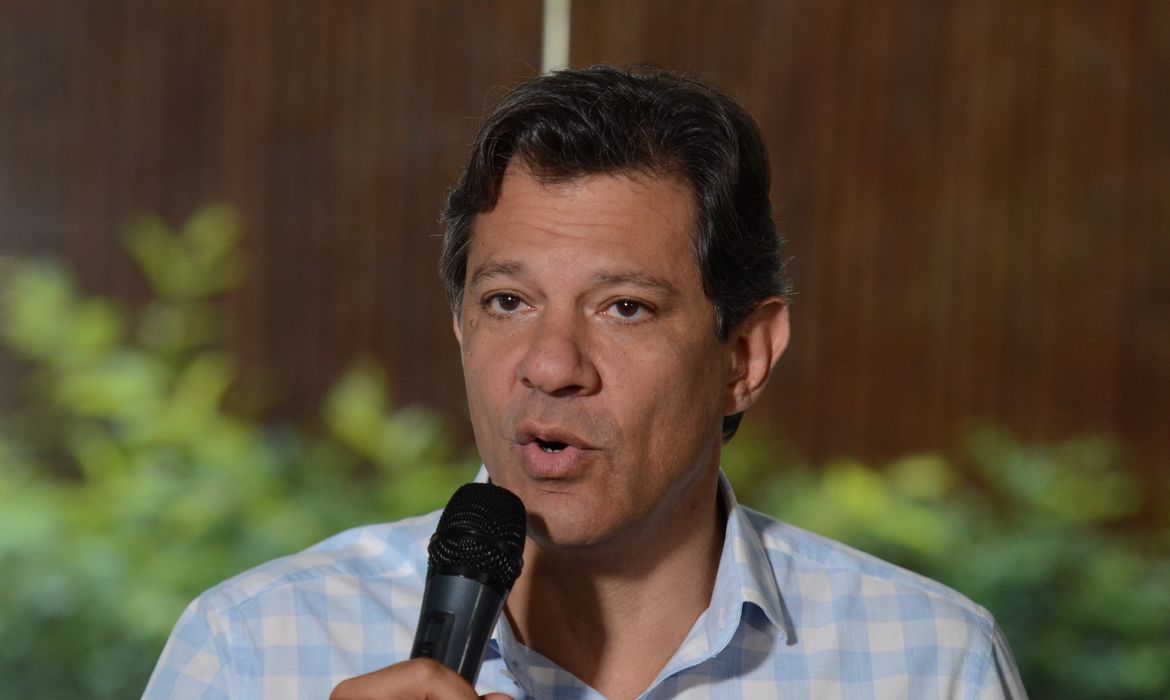 O candidato a presidência da República, Fernando Haddad fala com a imprensa após reunião com a chefe da missão de observação eleitoral da OEA, Laura Chinchilla, no hotel Matsubara.