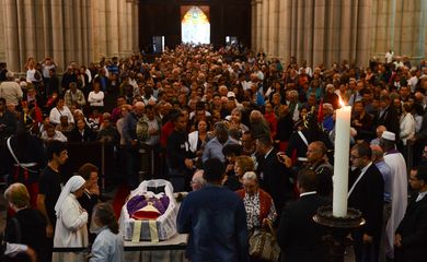 São Paulo - Fiéis formam fila para se despedir de dom Paulo Evaristo Arns, na Catedral da Sé (Rovena Rosa/Agência Brasil)