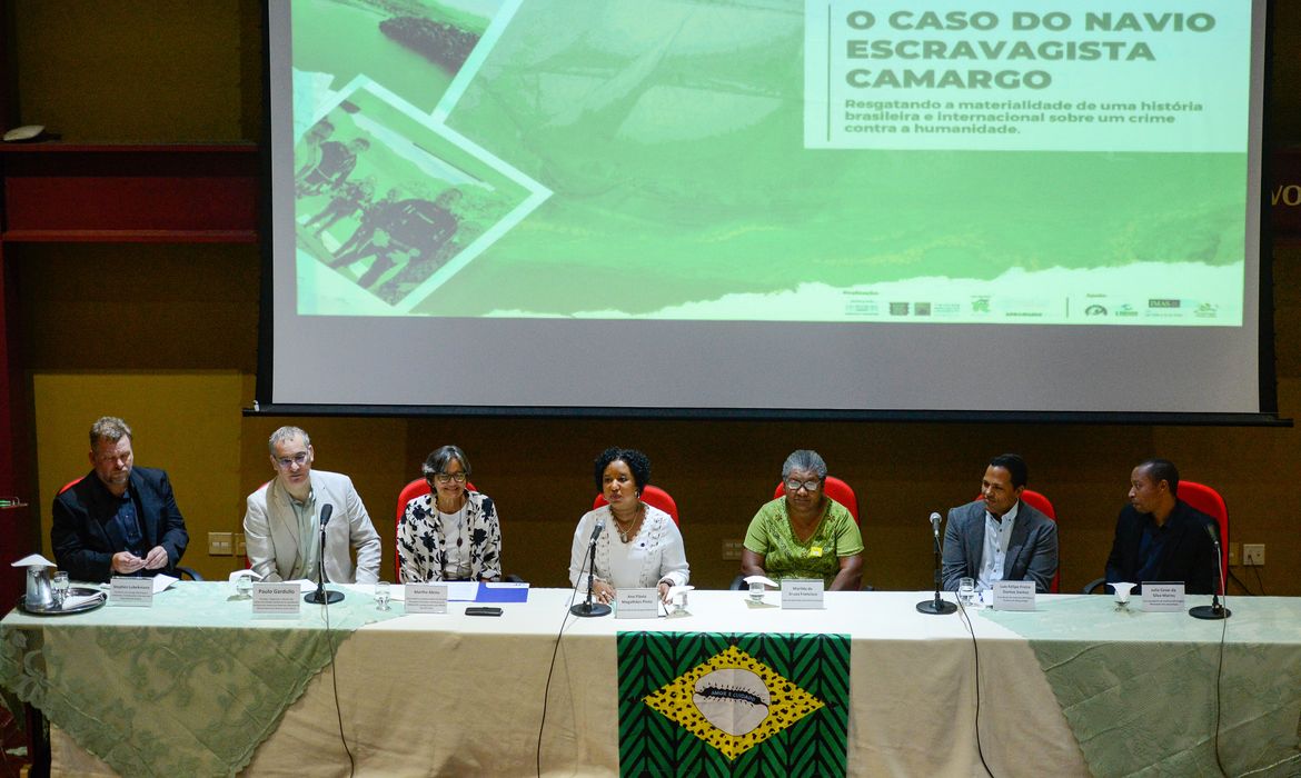 RIO DE JANEIRO (RJ), 07/07/2023 – Participantes da mesa no seminário O caso do navio escravagista Camargo, no Arquivo Nacional. Foto: Tomaz Silva/Agência Brasil
