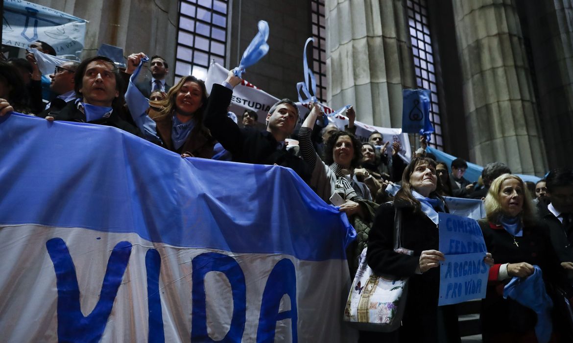 BAS07. BUENOS AIRES (ARGENTINA), 06/08/2018.- Decenas de personas, integrantes de grupos contra la aprobación del aborto legal, participan en una concentración hoy, lunes 6 de agosto de 2018, frente a la Facultad de Derecho de la Universidad de