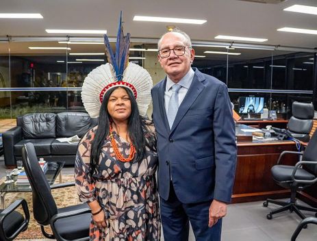 Brasília (DF), 19/09/2024 - A ministra Sonia Guajajara durante encontro com o ministro do Supremo Tribunal Federal, Gilmar Mendes, para tratar sobre o processo de homologação da Terra Indígena Ñande Ru Marangatu, no município de Antônio João (MS). Foto: Mre Gavião/Ascom MPI