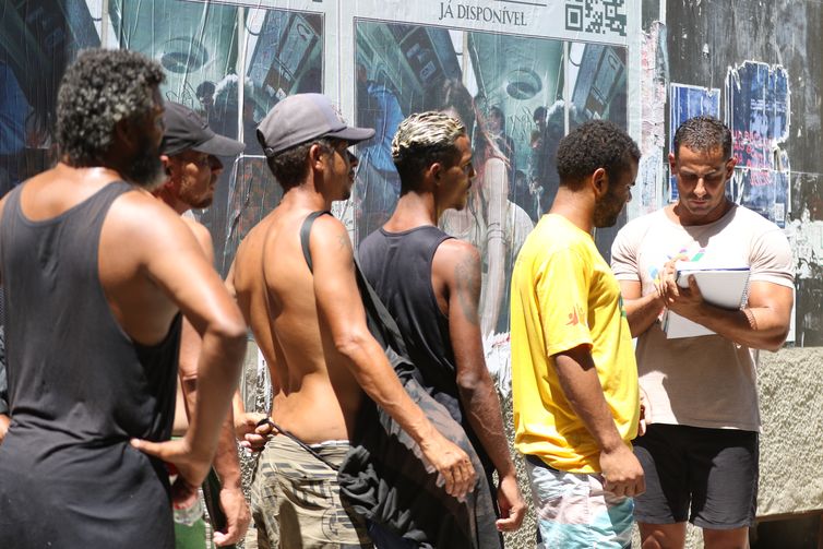 Rio de Janeiro (RJ), 02/03/2023 - Pessoas se organizam em fila para se cadastrarem para almoço gratuito no centro de acolhimento do projeto Fraternidade na Rua, na Lapa, região central da cidade. Foto:Tânia Rêgo/Agência Brasil