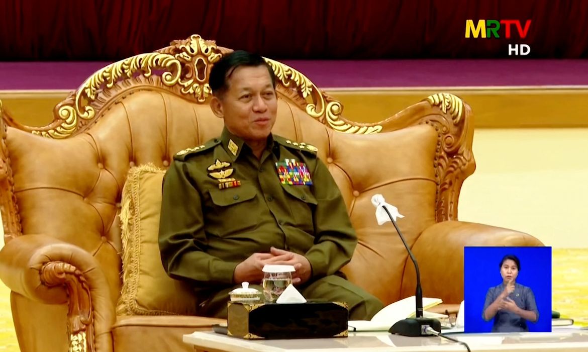04.02.2021 Vista de transmissão de TV com pronunciamento do general Min Aung Hlaing, em Mianmar