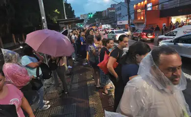 São Paulo (SP) 24/01/2025 - Forte chuva causa alagamentos e congestiona o trânsito e pontos de ônibus ficam lotados na Avenida Matarazzo em São Paulo.  Foto Paulo Pinto/Agencia Brasil