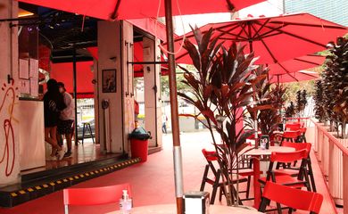 A prefeitura de São Paulo autorizou os bares e restaurantes a instalarem mesas e cadeiras nas áreas de estacionamento das ruas da cidade