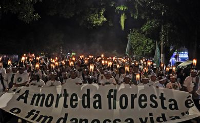 Belém (PA), 13/11/2025 - Lideranças extrativistas e apoiadores usando porangas na cabeça, participam da marcha 
