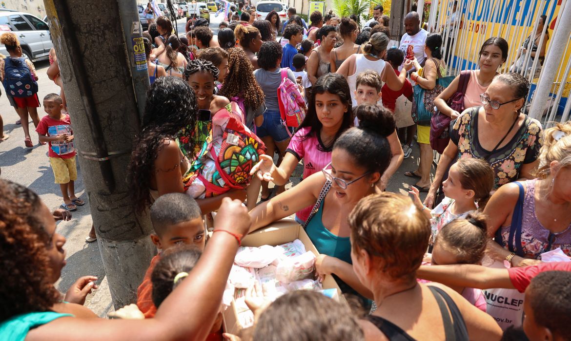 Rio de Janeiro (RJ), 27/09/2024 – Fiéis distribuem doces em homenagem aos santos Cosme e Damião, no Andaraí, na zona norte da capital fluminense. Foto: Tomaz Silva/Agência Brasil