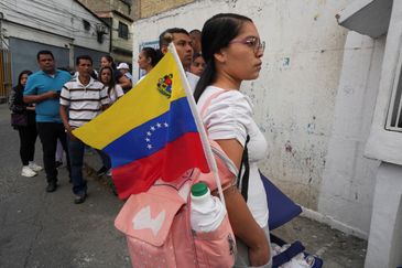 People wait to vote during the country's presidential election, in Caracas, Venezuela July 28, 2024. REUTERS/Alexandre Meneghini