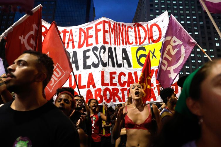 Rio de Janeiro (RJ), 10/03/2025 - Dezenas de mulheres, coletivos e sindicatos de classe participaram da marcha do Dia Internacional da Mulher, celebrado no último sábado (8), no centro da cidade.  Foto: Tânia Rêgo/Agência Brasil