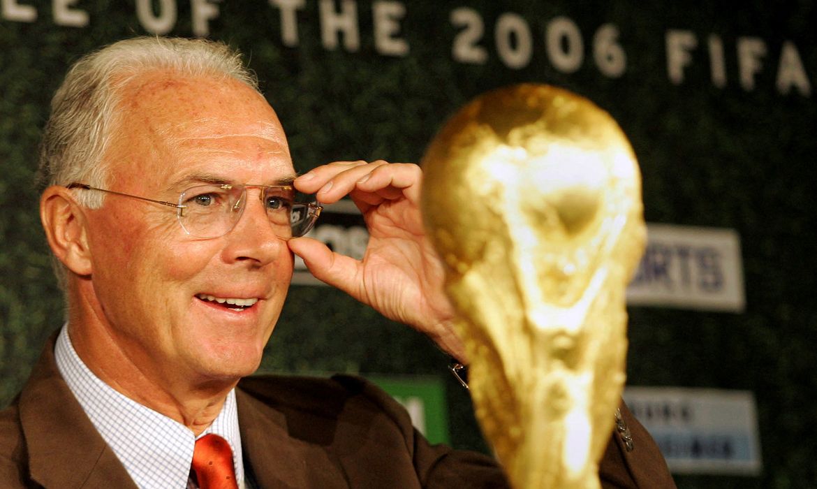 Franz Beckenbauer em Berlim
 16/9/2004   REUTERS/Michael Dalder