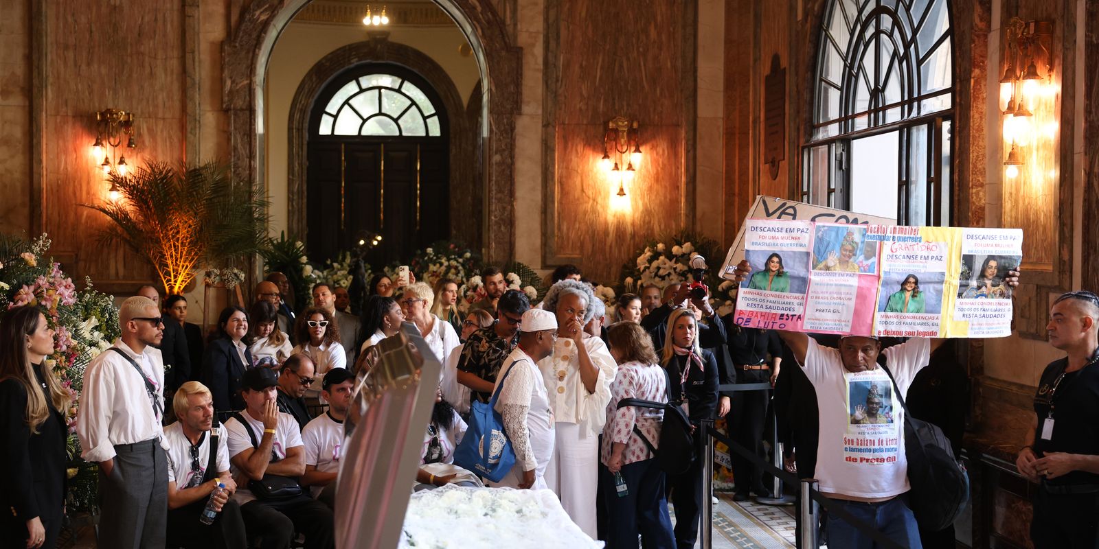 Fãs emocionados se despedem de Preta Gil em velório no Theatro Municipal, no Rio de Janeiro