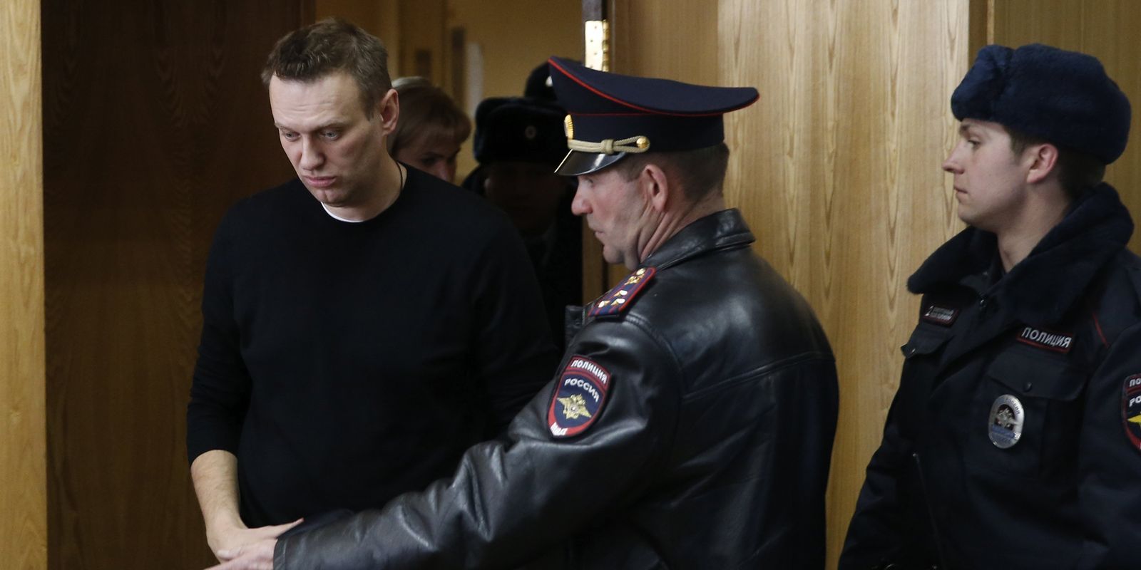 Moscou (Rússia) - Líder opositor russo Alexei Navalny (à esquerda) se dirige à sala para receber o veredito do tribunal do distrito de Tverskoy, em Moscou, Rússia, um dia após ser preso em uma manifestação da oposição