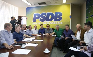 Brasília - Senadores da base governista, favoráveis ao impeachment, em reunião na liderança do PSDB no Senado, discutem estratégias para o depoimento de Dilma (José Cruz/Agência Brasil)