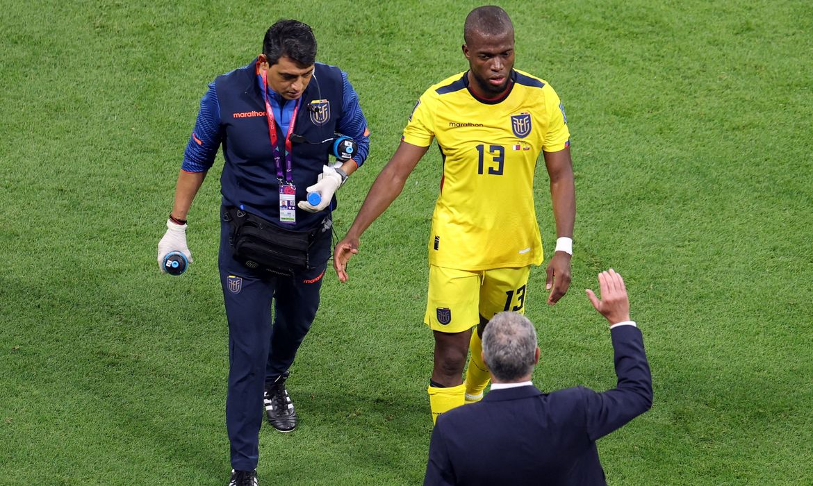 Enner Valencia é substituído durante partida de abertura da Copa do Mundo entre Catar e Equador