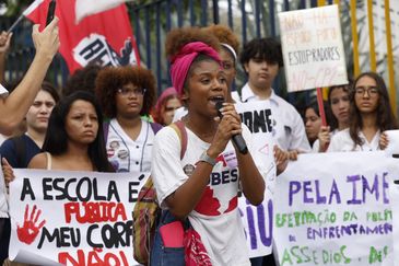 Estudantes e trabalhadores do Colégio Pedro II protestam contra assédio sexual e silêncio institucional em frente à reitoria, em São Cristóvão, após caso de estupro coletivo envolvendo alunos.