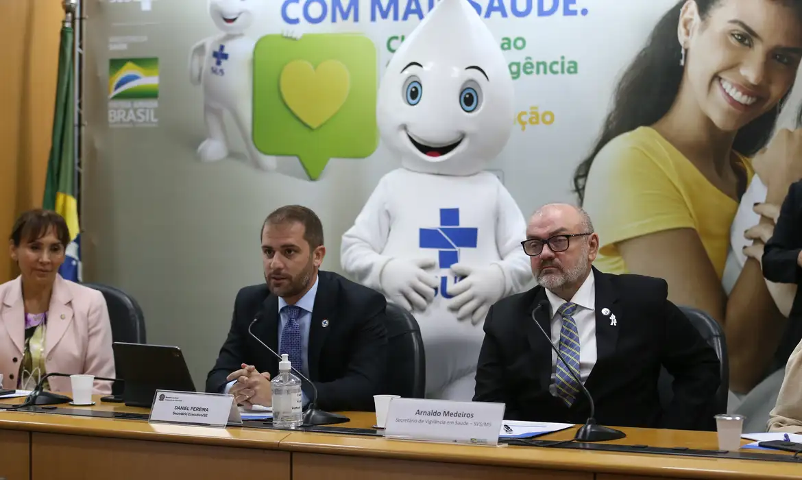 O secretário-executivo do Ministério da Saúde, Daniel Pereira, e o secretário de Vigilância em Saúde, Arnaldo Medeiros, apresentam o balanço da vacinação contra covid-19 no país.