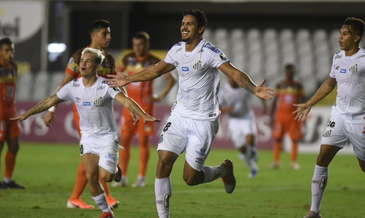 Zagueiro Lucas Verissimo comemora gol do Santos sobre o Delfín na Copa Libertadores