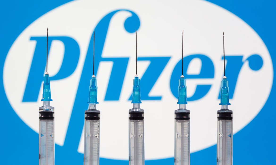 UE firma contrato para 300 milhões de doses de vacina da Pfizer-BioNTe |  Agência Brasil