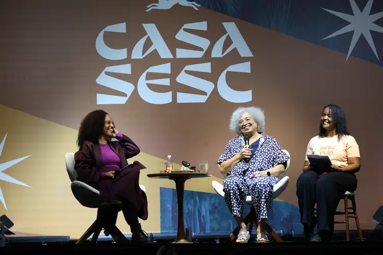 Paraty (RJ), 25/07/2026 - A filósofa e escritora Angela Davis participa da mesa América e África: uma conversa Atlântica, mediada pela jornalista Flávia Oliveira,

 durante a 24ª Festa Literária Internacional de Paraty - FLIP, no Sesc RJ. Foto: Rovena Rosa/Agência Brasil