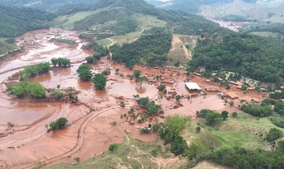 Mariana (MG) - barragem pertencente à mineradora Samarco se rompeu no distrito de Bento Rodrigues, zona rural a 23 quilômetros de Mariana, em Minas Gerais (Corpo de Bombeiros/MG - Divulgação)