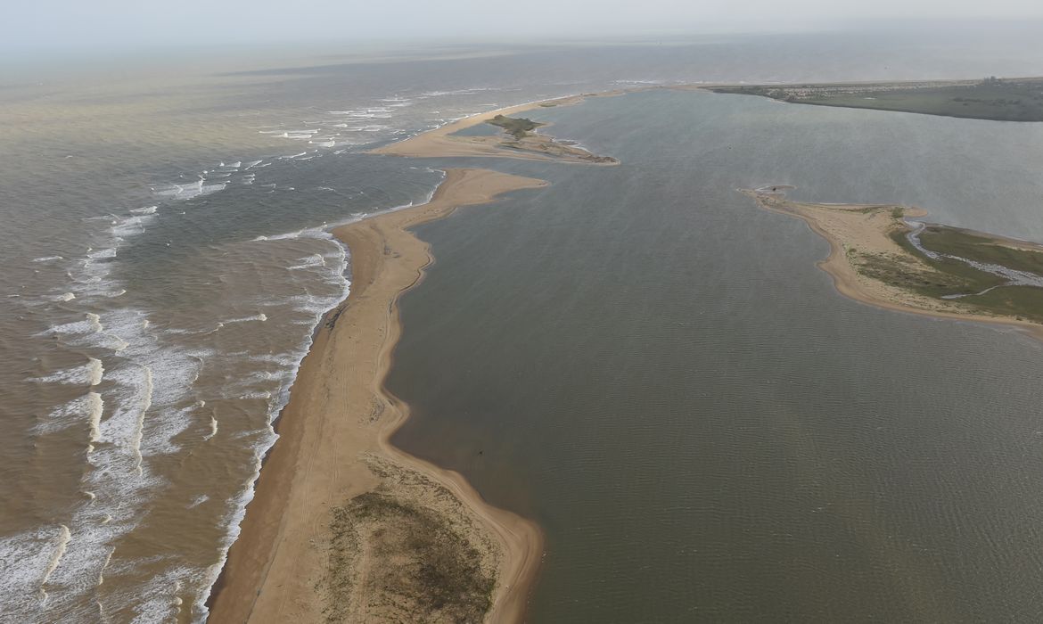 Linhares (ES) - A lama vinda das barragens da Samarco com rejeitos de mineração seguem ao longo do leito do Rio Doce em direção à sua foz, localizada em Regência, Linhares (Fred Loureiro/Secom ES)