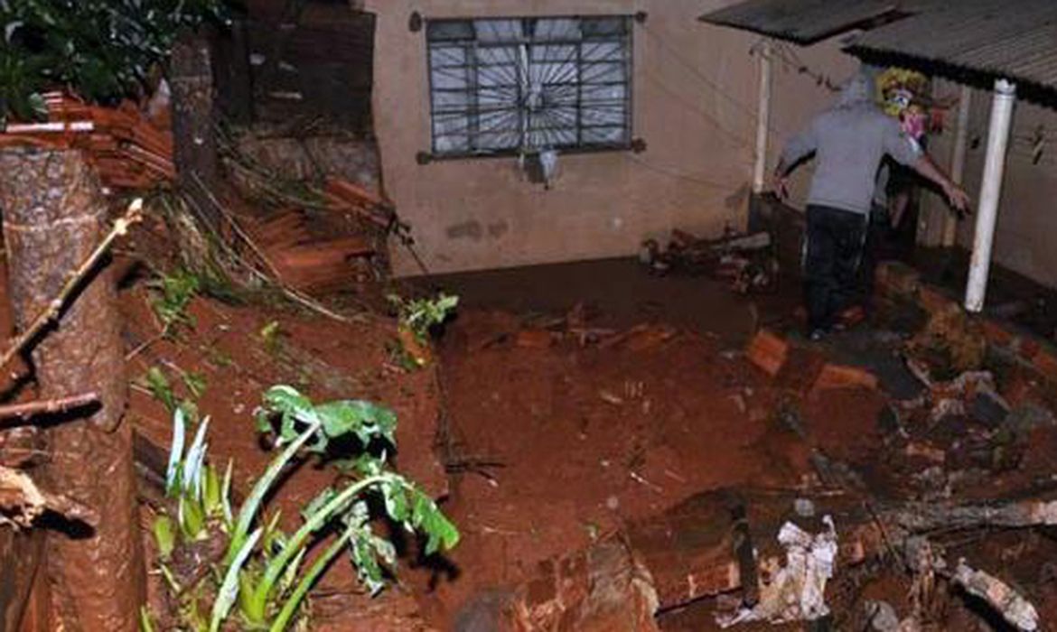Chuva atinge casas no Paraná (Defesa Civil/Divulgação)