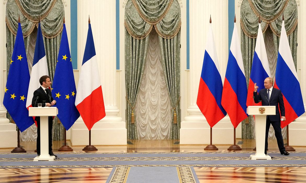 Macron e Putin se reúnem em Moscou.