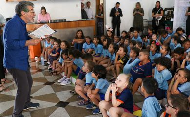 Brasília, 09/10/2023 O projeto Lê Pra Mim, de incentivo à leitura de livros infantis brasileiros, tem início no Museu dos Correios, em Brasília. Esta nova temporada na capital do país vai até quarta (11) e faz parte das comemorações pelos 360 anos dos Correios. O ator Paulo Betti e o jornalista Fábio William fizeram a abertura do evento.  Foto: Fabio Rodrigues-Pozzebom/ Agência Brasil
