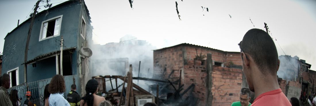 Falta de chuva aumenta risco de incêndios em favelas de São Paulo