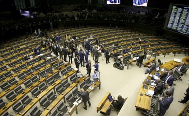 A Câmara dos Deputados realiza sessão plenária semipresencial,  para tentar votar o projeto de lei (PL 4.566/2021) que tipifica o crime de injúria racial em local público ou privado aberto ao público de uso coletivo.